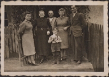 Zdjęcie przed domem Kulisińskich w Rozstępniewie, lata 50. XX wieku [Dokument ikonograficzny]