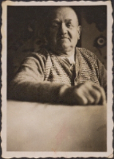 Zdjęcie Franciszka Kulisińskiego (ur. 16.09.1872 r. - zm. w 1952 r.) w domu w Miejskiej Górce, początek lat 50. XX wieku [Dokument ikonograficzny]