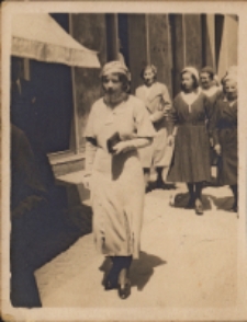 Zdjęcie Melanii Kulisińskiej na Rynku w Miejskiej Górce, 1932 r. [Dokument ikonograficzny]