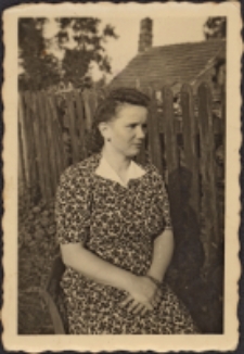Zdjęcie Melanii Urbańskiej w Szurkowie, lato 1942 r. [Dokument ikonograficzny]