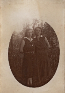 Zdjęcie w formie medalionu: siostry Kulisińskie - od lewej Marta i Melania w Rozstępniewie, 1929 r. [Dokument ikonograficzny]