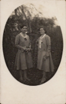 Zdjęcie w formie medalionu: siostry Kulisińskie - od lewej Marta i Melania w Miejskiej Górce, 1928 r. [Dokument ikonograficzny]