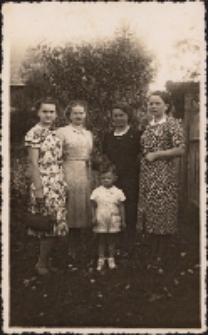 Zdjęcie w ogrodzie w Szurkowie przy domu Wacława Urbańskiego - siostry Kulisińskie: od lewej Aniela, Marta (Kaczmarek), Irena, Melania (Urbańska), Zdzisio (synek Marty), lato 1939 r. [Dokument ikonograficzny]