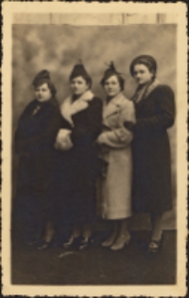 Zdjęcie w atelier: od lewej Gertruda Zwierzycka (kuzynka Melanii), Zofia Zwierzycka (siostra Gertrudy), Melania Urbańska, Zofia (siostra Gertrudy), Aniela (najmłodsza siostra Melanii), 1935 r. [Dokument ikonograficzny]