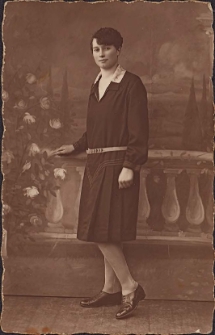 Zdjęcie w atelier: Frania, koleżanka Melanii Kulisińskiej, na rewersie dedykacja, 1930 r. [Dokument ikonograficzny]