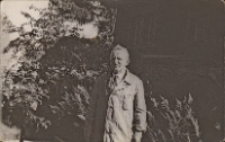 Zdjęcie Wacława Urbańskiego w ogrodach sanatorium „Szarotka” w Obornikach Śląskich, ok. 1950-1952 r. [Dokument ikonograficzny]