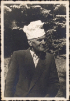 Zdjęcie Wacława Urbańskiego (jako specjalisty od gastronomii) w ogrodach sanatorium „Szarotka” w Obornikach Śląskich, ok. 1950 r. [Dokument ikonograficzny]