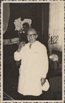 Zdjęcie Wacława Urbańskiego z imprezy w sanatorium „Szarotka” w Obornikach Śląskich, ok. 1950-1952 r. [Dokument ikonograficzny]