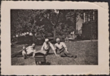 Zdjęcie pracowników w ogrodach sanatorium „Szarotka” w Obornikach Śląskich, lata 50. XX wieku [Dokument ikonograficzny]
