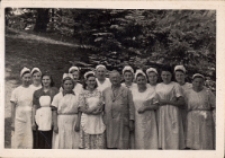 Zdjęcie Wacława Urbańskiego z żeńskim personelem &bdquo;Szarotki&rdquo; w ogrodach obornickiego sanatorium, lata 50. XX w. [Dokument ikonograficzny]