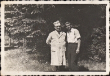 Zdjęcie w ogrodach obornickiej „Szarotki” - z lewej Wacław Urbański ze współpracownikiem z sanatorium, lata 50. XX w. [Dokument ikonograficzny]