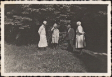 Zdjęcie pracowników obornickiej „Szarotki” w ogrodzie sanatorium - drugi z lewej Wacław Urbański, lata 50. XX w. [Dokument ikonograficzny]