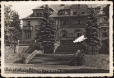 Zdjęcie południowej elewacji sanatorium dziecięcego „Szarotka”, lata 50. XX w. [Dokument ikonograficzny]