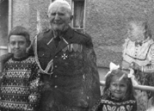 Zdjęcie Wacława Urbańskiego z dziećmi sąsiadów w Obornikach Śląskich, lata 70. XX w. [Dokument ikonograficzny]