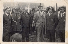 Zdjęcie z pochodu pierwszomajowego w Trzebnicy, 1.05.1974 r. (fot. 1) [Dokument ikonograficzny]