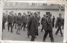 Zdjęcie z pochodu pierwszomajowego w Trzebnicy, 1.05.1974 r. (fot. 2) [Dokument ikonograficzny]