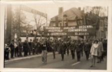 Zdjęcie z pochodu pierwszomajowego w Trzebnicy, 1.05.1974 r. (fot. 3) [Dokument ikonograficzny]