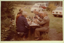 Fotografie wykonane podczas pikniku po pochodzie pierwszomajowym, lata 70 xx wieku [Dokument ikonograficzny]
