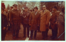Zdjęcie wykonane po pochodzie pierwszomajowym w Obornikach Śląskich - Wacław Urbański w mundurze ppor. WP (trzeci z lewej), lata 70. XX wieku [Dokument ikonograficzny]