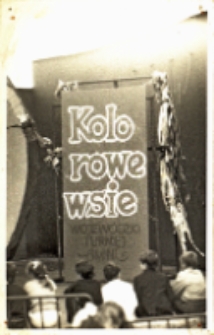 Zdjęcie sceny z banerem wojewódzkiego turnieju gmin „Kolorowe Wsie” w Oławie, 20.09.1987 r. [Dokument ikonograficzny]