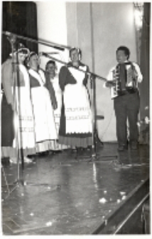 Zdjęcie części Zespołu Śpiewaczego z Kuraszkowa na scenie podczas występu na turnieju „Kolorowe Wsie” w Oławie, 20.09.1987 r. [Dokument ikonograficzny]