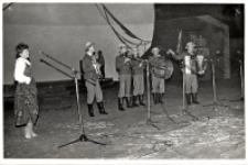 Zdjęcie Kapeli Ludowej z Kuraszkowa podczas występu na turnieju „Kolorowe Wsie” w Oławie, 20.09.1987 r. [Dokument ikonograficzny]