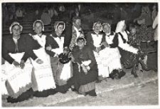 Zdjęcie Zespołu Śpiewaczego z Kuraszkowa na widowni turnieju „Kolorowe Wsie” w Oławie, 20.09.1987 r. [Dokument ikonograficzny]