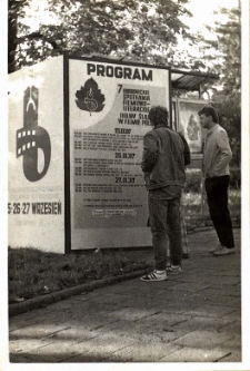 Zdjęcia dekoracji plenerowych oraz wewnątrz Obornickiego Ośrodka Kultury na VII Obornickich Spotkaniach Filmowo-Literackich &bdquo;Dolny Śląsk w filmie polskim&rdquo;, 25-27.10.1987 r. [Dokument ikonograficzny]