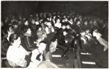 Zdjęcie widowni w Obornickim Ośrodku Kultury podczas dyskusji miesięcznika &bdquo;Odra&rdquo; na temat &bdquo;Dolny Śląsk w filmie polskim&rdquo; na VII Obornickich Spotkaniach Filmowo-Literackich, 25-27.10.1987 r. [Dokument ikonograficzny]