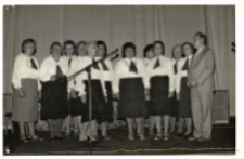 Występ Chóru Seniora w sali widowiskowej przed Wojewódzkim Przeglądem Twórczości Seniorów, 12.11.1987 r. (fot. 1) [Dokument ikonograficzny]