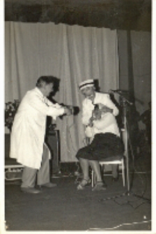 Występ Ch&oacute;ru Seniora w sali widowiskowej przed Wojew&oacute;dzkim Przeglądem Tw&oacute;rczości Senior&oacute;w, 12.11.1987 r. (fot. 2) [Dokument ikonograficzny]