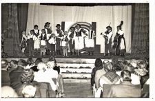 Koncert muzykujących rodzin w sali widowiskowej Obornickiego Ośrodka Kultury, 14.11.1987 r. [Dokument ikonograficzny]