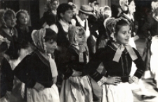 Zdjęcie Dziecięcego Zespołu Pieśni i Tańca „Karolinki”, który został zaproszony na występ w czasie Wojewódzkiego Przeglądu Twórczości Seniorów do Wojewódzkiego Domu Kultury we Wrocławiu, listopad 1987 r. (fot. 2) [Dokument ikonograficzny]