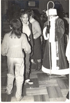 Zdjęcia z wizyty św. Mikołaja w Obornickim Ośrodku Kultury, 6.12.1987 r. [Dokument ikonograficzny]