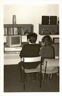 Zdjęcia w klubie komputerowym podczas zajęć informatycznych z udziałem kilkuosobowej grupy chłopców, styczeń 1988 r. [Dokument ikonograficzny]