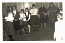 Impreza dla dzieci w świetlicy w Jarach, zorganizowana przez Janinę Białkę, 30.01.1988 r. [Dokiment ikonograficzny]