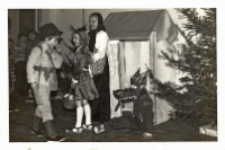 Zdjęcie z przedstawienia „Czerwonego Kapturka” z okazji Dnia Babci w świetlicy wiejskiej w Lubnowie, 4.02.1988 r. [Dokument ikonograficzny]