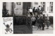 Zdjęcie dzieci czekających przed Obornickim Ośrodkiem Kultury na zajęcia podczas ferii zimowych, 1-14.02.1988 r. [Dokument ikonograficzny]