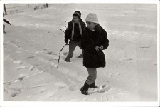 Zdjęcia z zabaw na śniegu podczas ferii zimowych w Obornickim Ośrodku Kultury, 1-14.02.1988 r. [Dokument ikonograficzny]