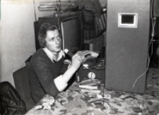 Zdjęcie prowadzącego w Pęgowie cotygodniową dyskotekę Wiesława Armuły z mikrofonem w dłoni, 16.01.1977 r. [Dokument ikonograficzny]