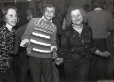 Zdjęcie grupy młodzieży, bawiącej się na cotygodniowej dyskotece w Klubie Rolnika w Pęgowie, 16.01.1977 r. [Dokument ikonograficzny]