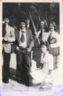 Zdjęcie grupy młodzieży z Pęgowa po pochodzie pierwszomajowym w Obornikach Śląskich, 1.05.1977 r. [Dokument ikonograficzny]