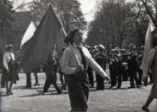 Zdjęcie dziewczyny z Pęgowa z flagą w pochodzie pierwszomajowym w Obornikach Śląskich, 1.05.1977 r. [Dokument ikonograficzny]