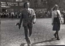 Zdjęcie młodzieżowej delegacji z Pęgowa w pochodzie pierwszomajowym w Obornikach Śląskich, 1.05.1977 r. [Dokument ikonograficzny]