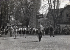Zdjęcie delegacji młodzieżowego koła ZSMP z Pęgowa w pochodzie pierwszomajowym w Obornikach Śląskich, 1.05.1977 r. [Dokument ikonograficzny]
