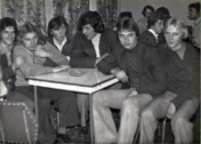 Spotkanie towarzyskie zorganizowane w Pęgowie na pożegnanie poborowych, 25.10.1977 r. (fot. 5) [Dokument ikonograficzny]
