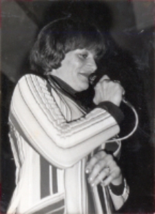 Zdjęcie Niny Urbano podczas występu w niedawno wyremontowanej sali wiejskiego ośrodka kultury w Pęgowie, 23.11.1977 r. [Dokument ikonograficzny]