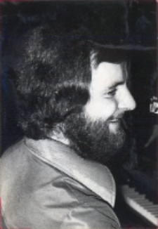 Zdjęcie piosenkarza z Francji (nieznany z imienia i nazwiska) podczas występu w niedawno wyremontowanej sali wiejskiego ośrodka kultury w Pęgowie, 23.11.1977 r. [Dokument ikonograficzny]