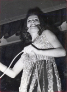 Zdjęcie solistki zespołu „Bene Nati” Jadwigi Sosińskiej podczas występu w niedawno wyremontowanej sali wiejskiego ośrodka kultury w Pęgowie, 23.11.1977 r. [Dokument ikonograficzny]