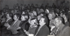 Zdjęcie publiczności podczas międzynarodowego koncertu na otwarcie po remoncie sali wiejskiego ośrodka kultury w Pęgowie, 23.11.1977 r. [Dokument ikonograficzny]